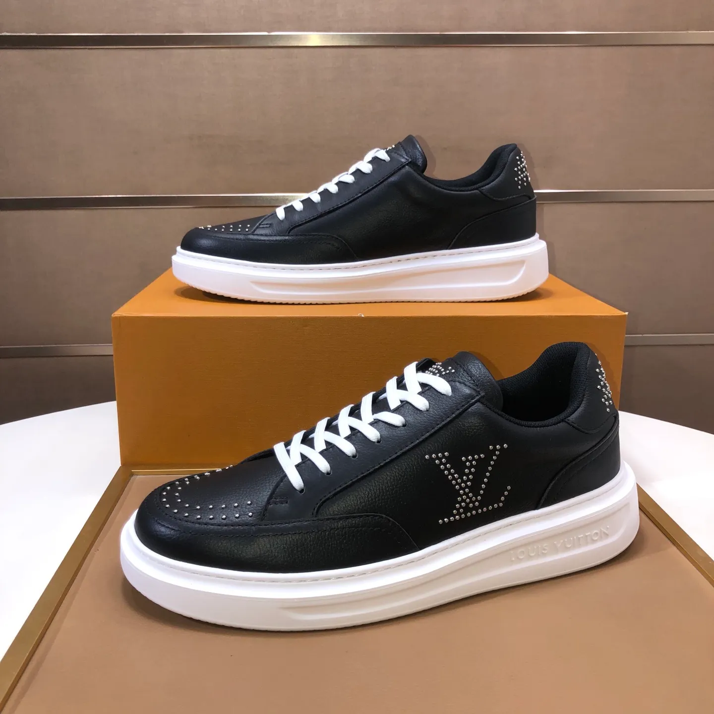 Factory batch 640💰original development, quality shipment, welcome to compare - LV sneaker series sports shoes introduce the loose silhouette of the ready-to-wear series into the spring and summer men's wear shows and make an eye-catching appearance. The cow leather upper is combined with rough fabric laces, and colorful beading highlights the brand's classic elements. LV letters mark the tongue and Monogram floral outsole. Mixed materials Made of top-grain cowhide, thick shoelace design, large Monogram print on the side, mesh lining and cotton feet, the comfort is as extreme as ever, premium heritage, quality first, worth owning! Size: Men’s 38-45 (45 is custom-made and cannot be returned or exchanged)